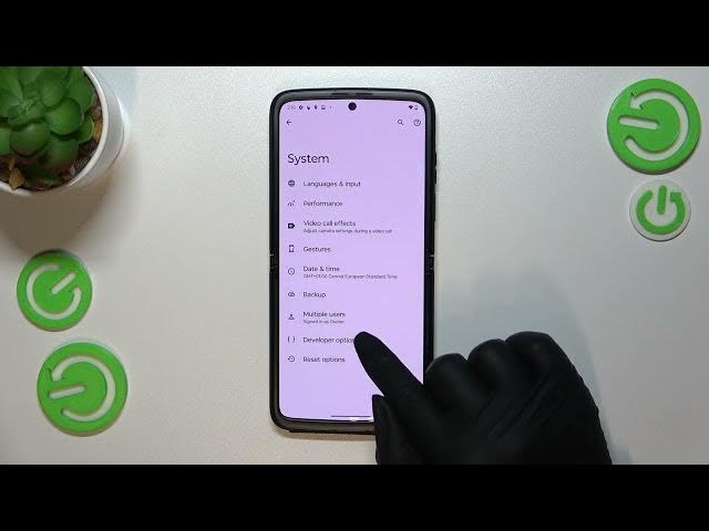Video thumbnail for How to enable Auto System Updates on Motorola Razr 2022 - Automatic System Updates