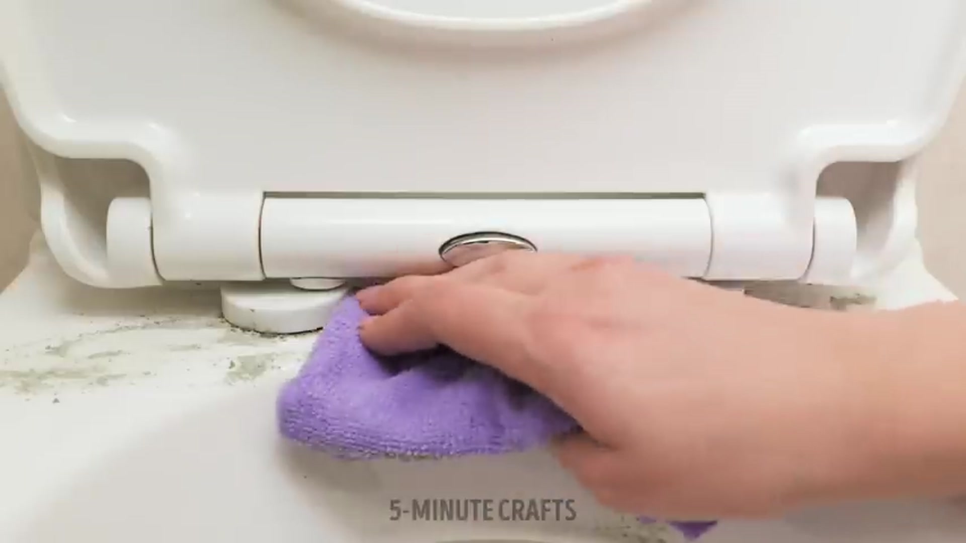 Video thumbnail for Unbelievable Cleaning Hacks Vinegar & Iron Magic