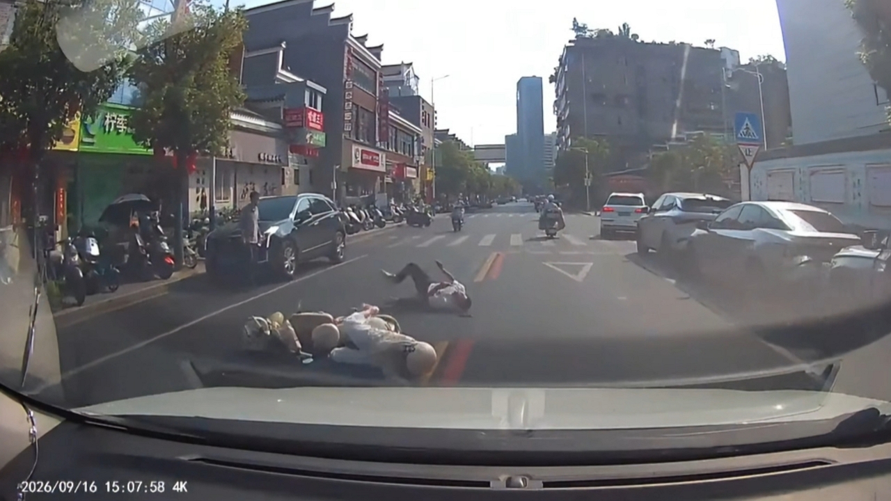 Video thumbnail for Pedestrian and E-Scooter Rider Collide After Sudden Road Crossing in Jiangxi