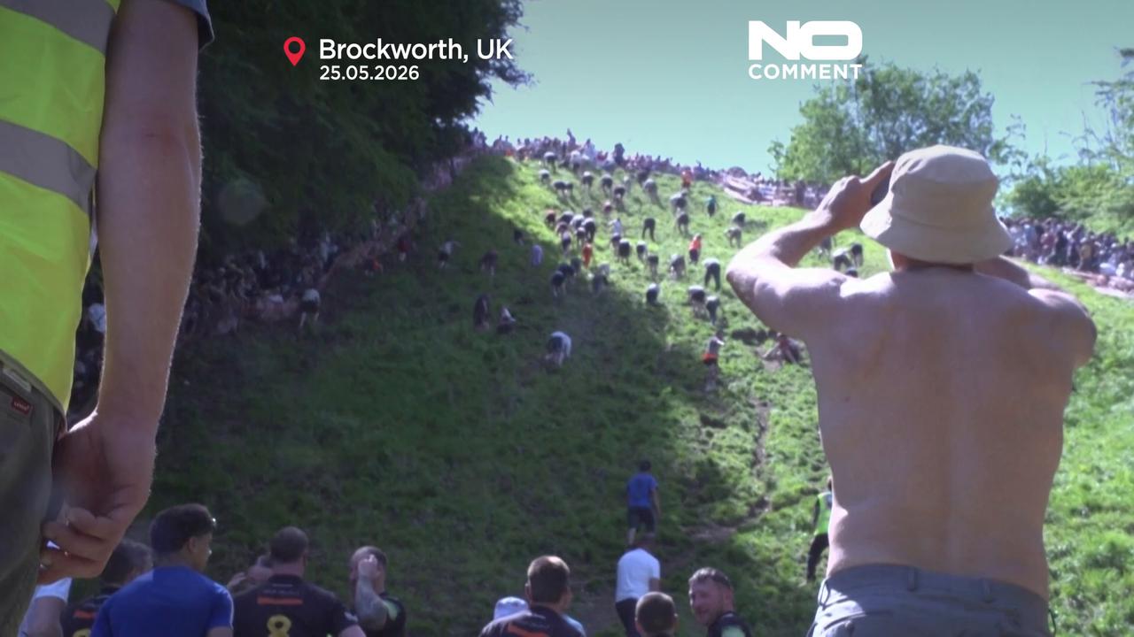 Video thumbnail for UK: Centuries-old cheese rolling in Brockworth attracts crowds from across Europe