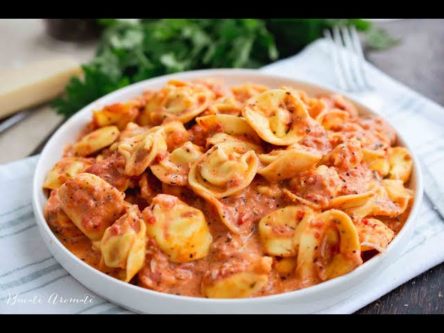 'Video thumbnail for Tortellini cu sos CREMOS de rosii -  rețeta gata în 15 MINUTE și o singură tigaie!'