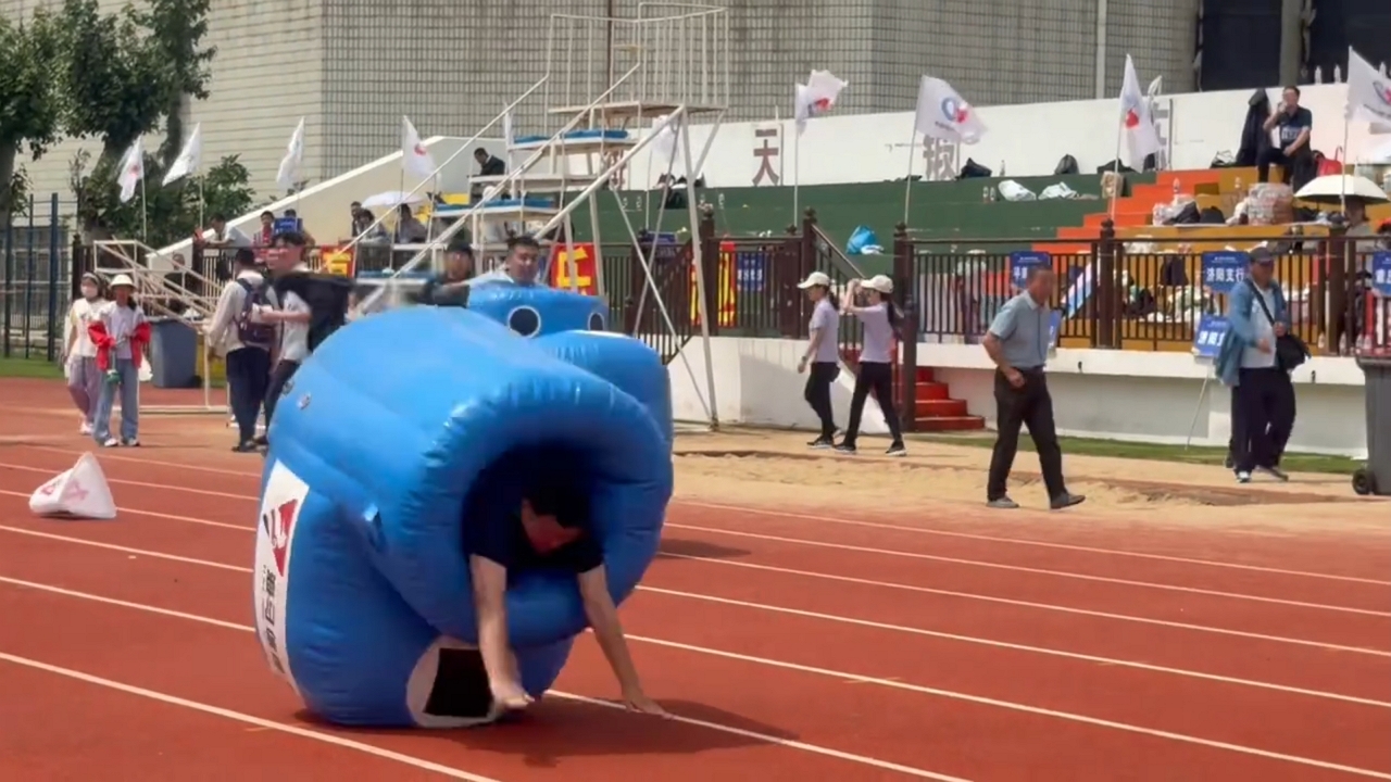 Video thumbnail for Hilarious Fall at Inflatable Shoe Race in China