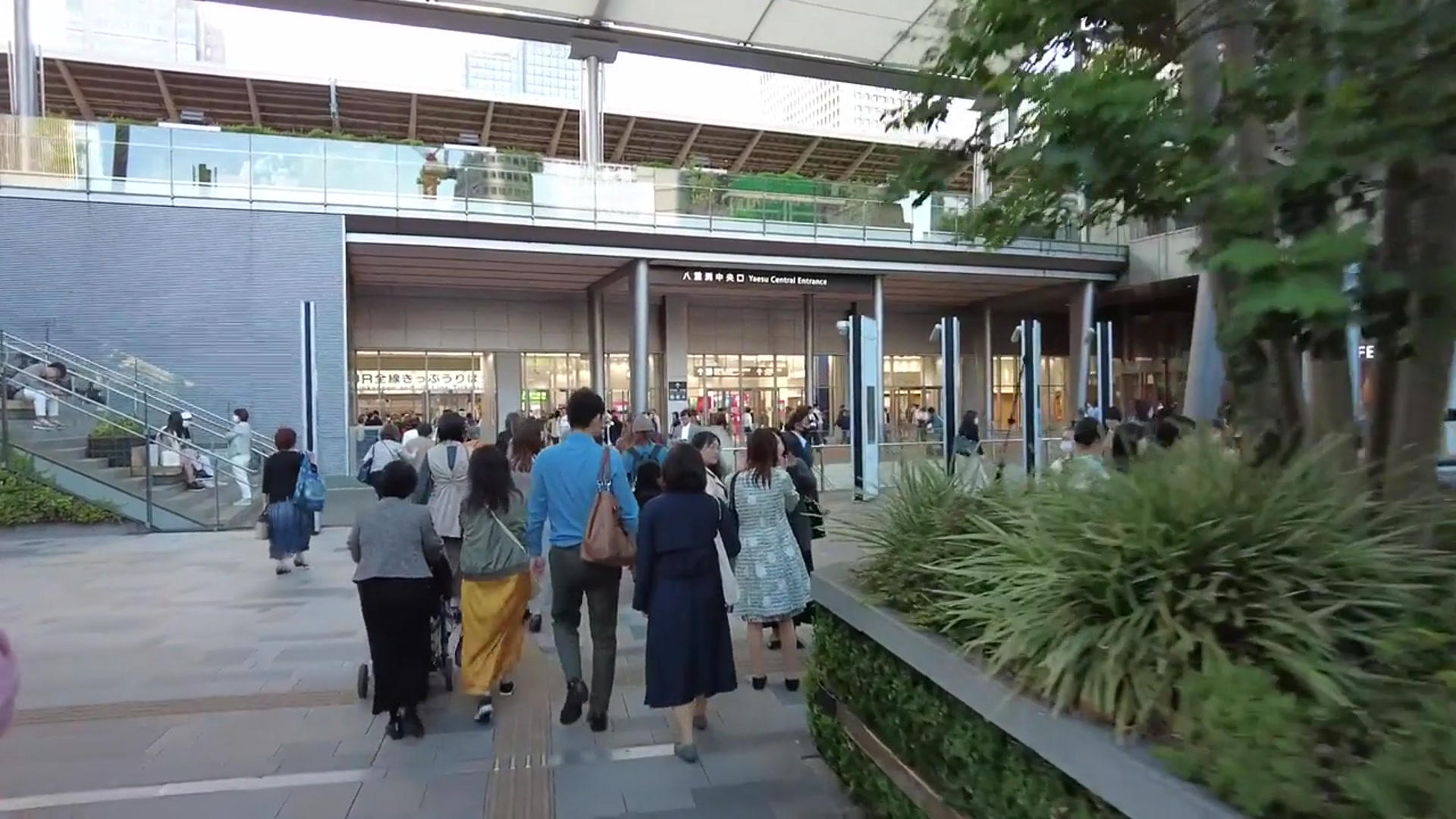 'Video thumbnail for Tokyo to Osaka Shinkansen Bullet Train in Business Class'