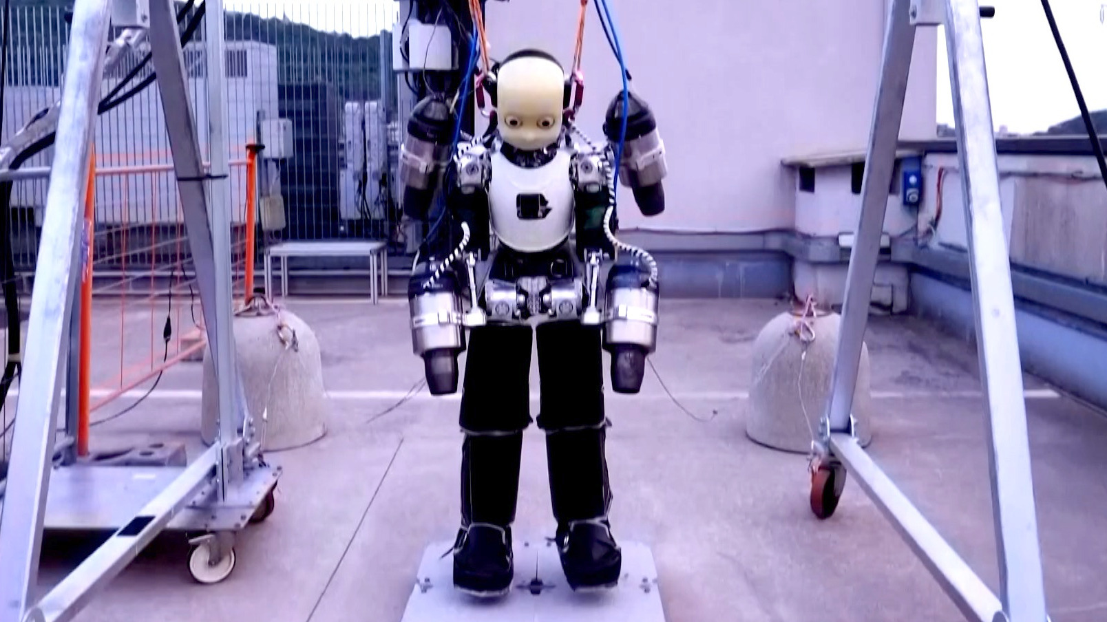 Video thumbnail for A closer look at iRonCub's jetpack flight training