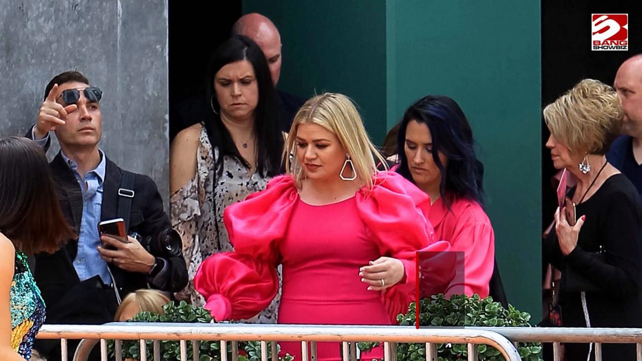 Video thumbnail for Kelly Clarkson jokingly happy to be done with 'no more HR meetings' as talk show ends