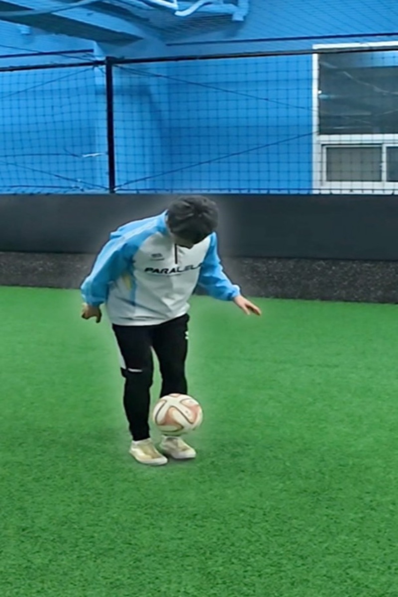Video thumbnail for Most football touches with alternating feet in one minute - 226 by Jang Woosung