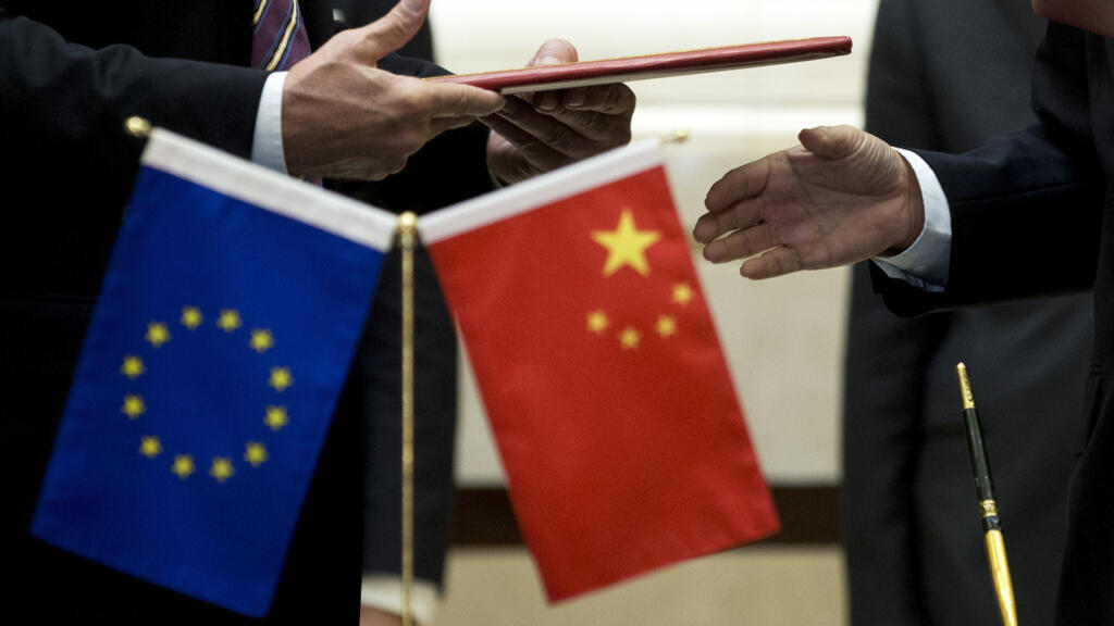 Video thumbnail for Trade war: China urges EU to unite with against US "coercion"