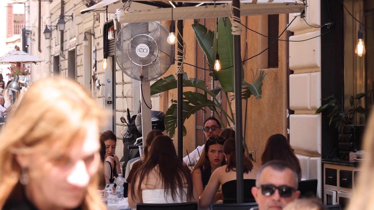Video thumbnail for Italy: Italy Ministry of Health issues level 3 heat alert for Rome amid heat wave.