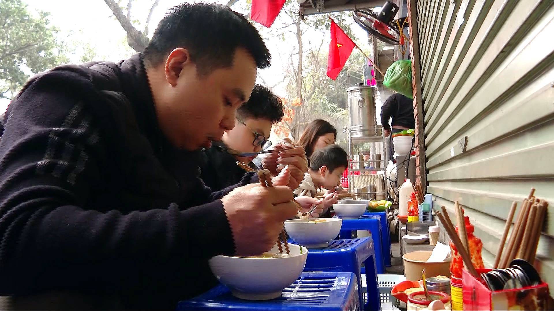 Video thumbnail for Hanoi's street food culture fades as Vietnam modernises
