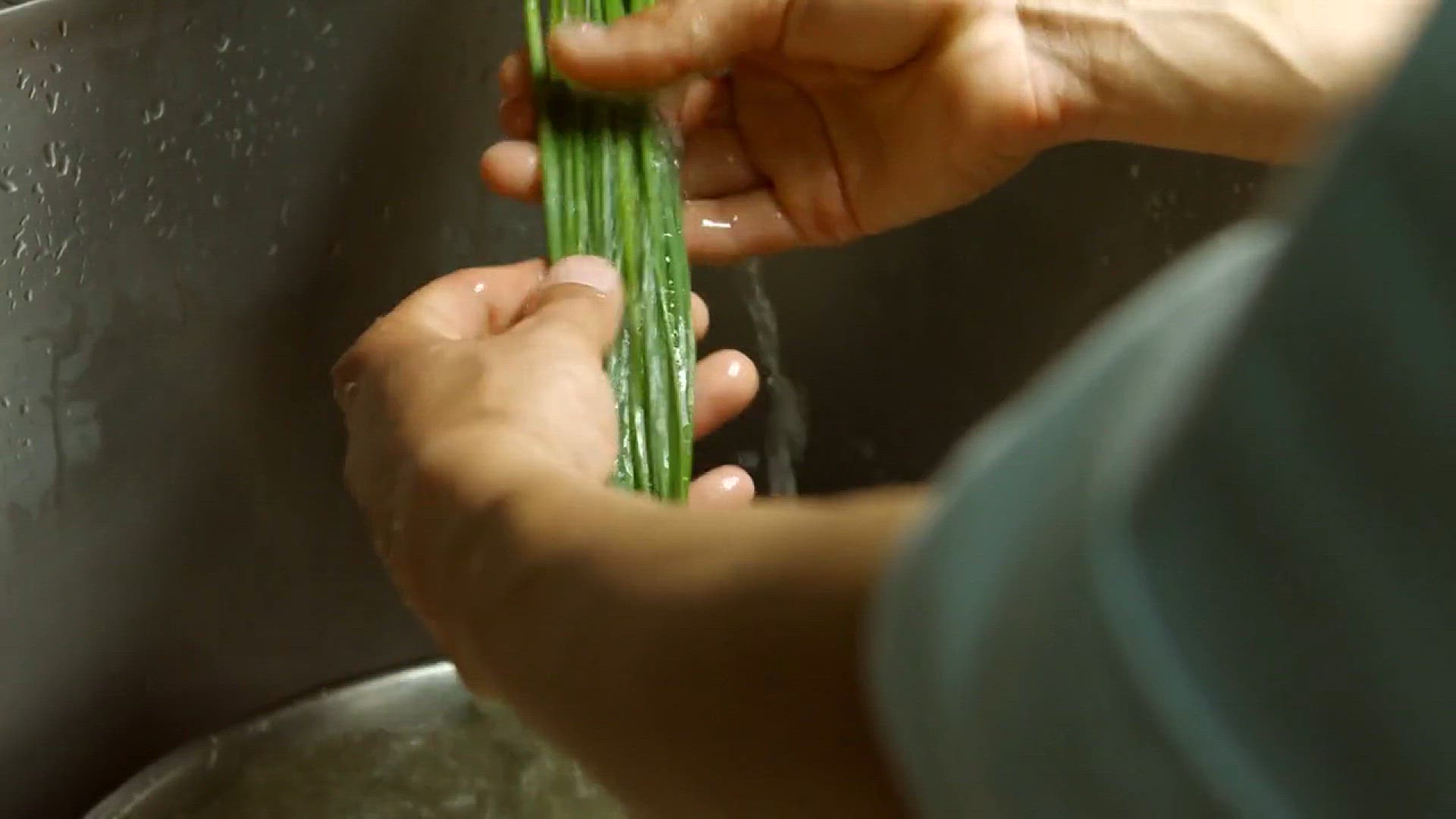 Video thumbnail for Classic Creamy Potato Leek Soup: A Warm, Cozy Delight