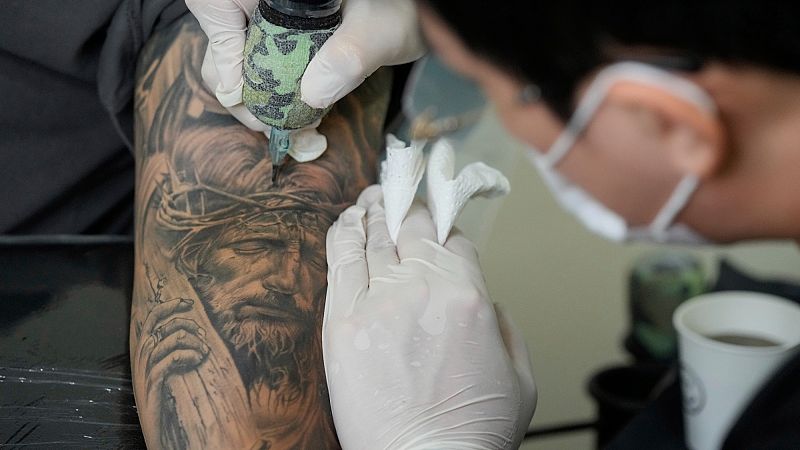 Video thumbnail for Documentary reveals underground world of South Korean tattoo artists