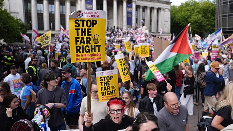 Video thumbnail for UK: Anti-immigrant and anti-racism protesters face off in Portsmouth