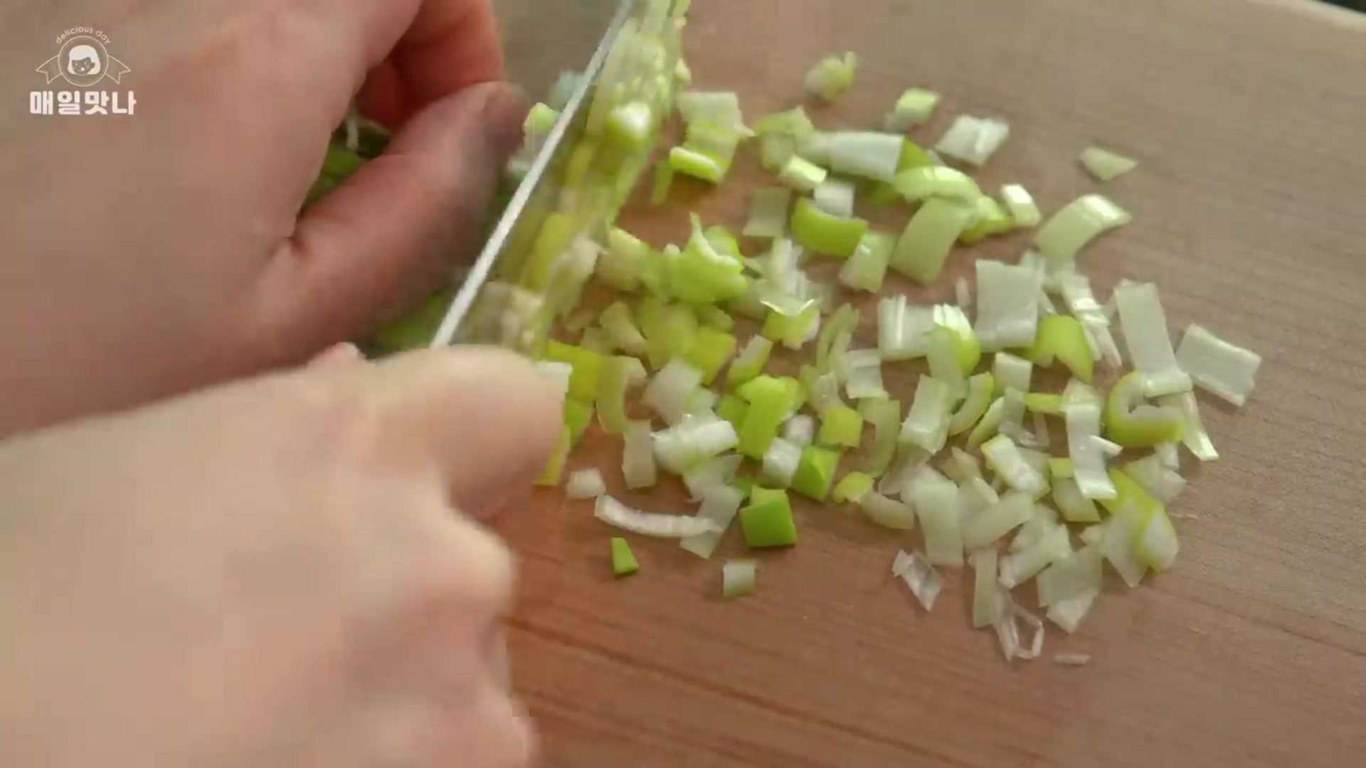 Video thumbnail for 치킨도넛과 갈릭치즈소스 만들기    치킨너겟 퍽퍽하지 않게 만드는법    Chicken Donuts with Chesse Garlic Sauce(720P HD)