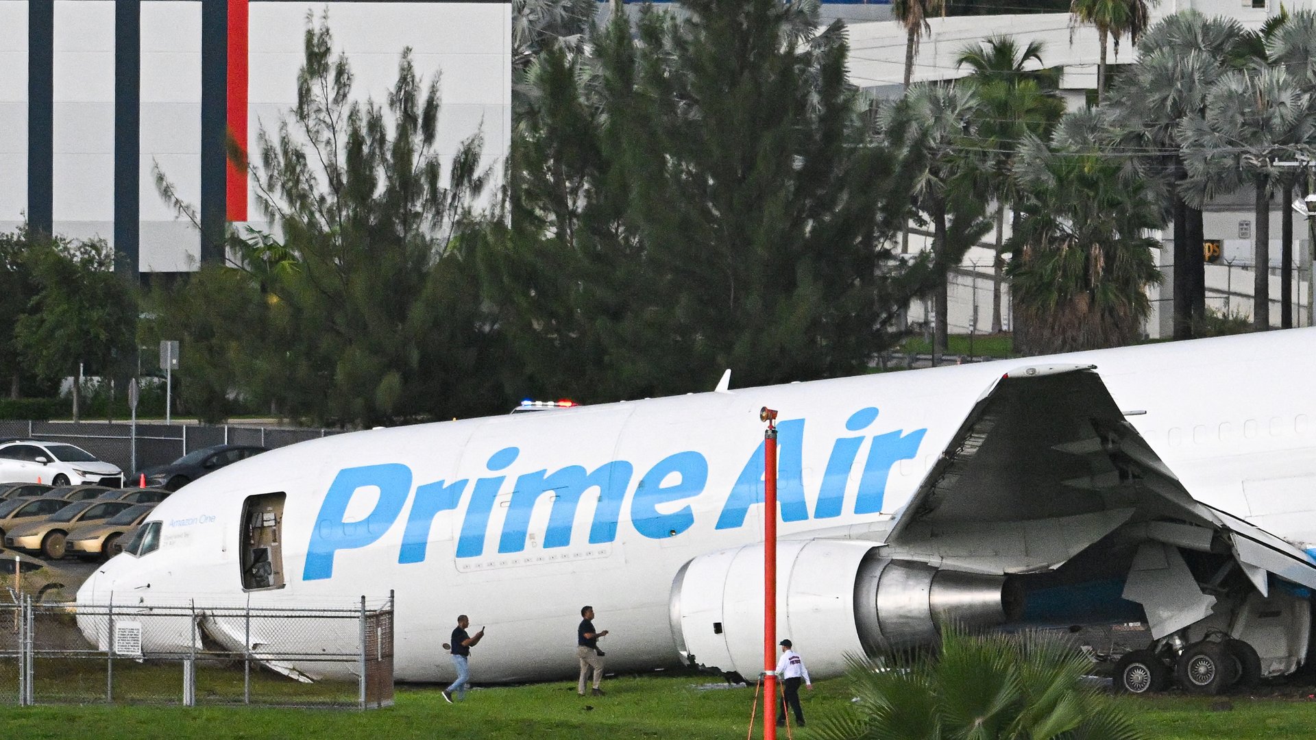 Video thumbnail for Widow sues after Amazon cargo jet overruns Miami runway