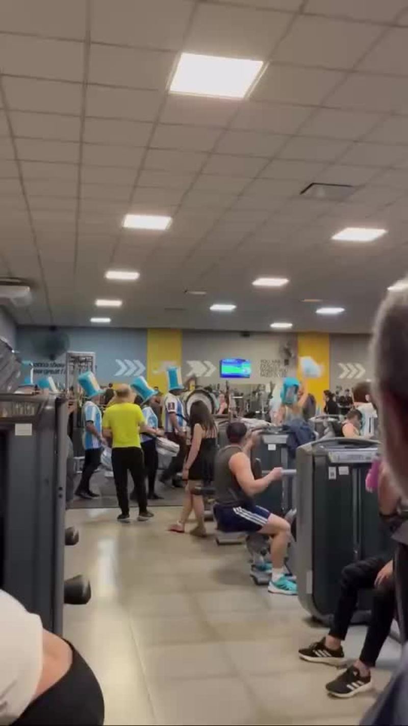 Video thumbnail for Argentina Fans Turn Busy Gym into Matchday Party
