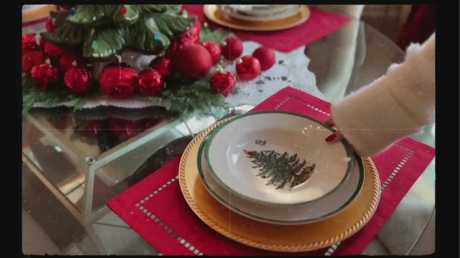 Video thumbnail for Nostalgic CHRISTMAS Dining Room Decorating Easy How to Set a Formal Dining Table(720P_HD)