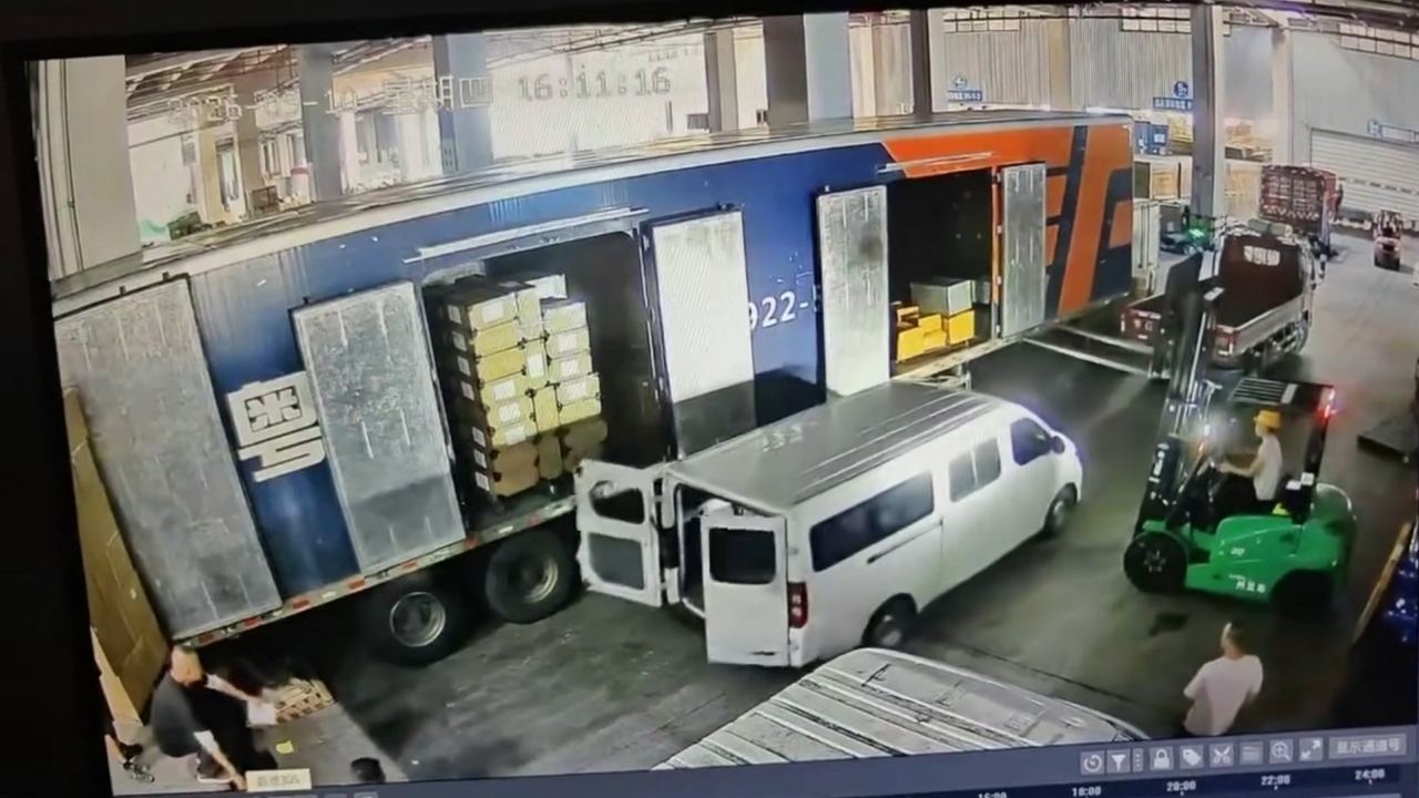 Video thumbnail for Forklift accidentally lifts minivan inside Zhejiang warehouse