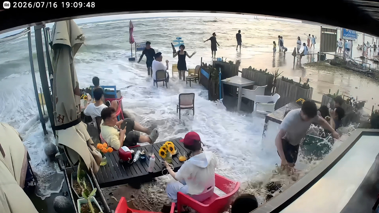 Video thumbnail for Massive Wave Floods Beachfront Restaurant in Guangxi