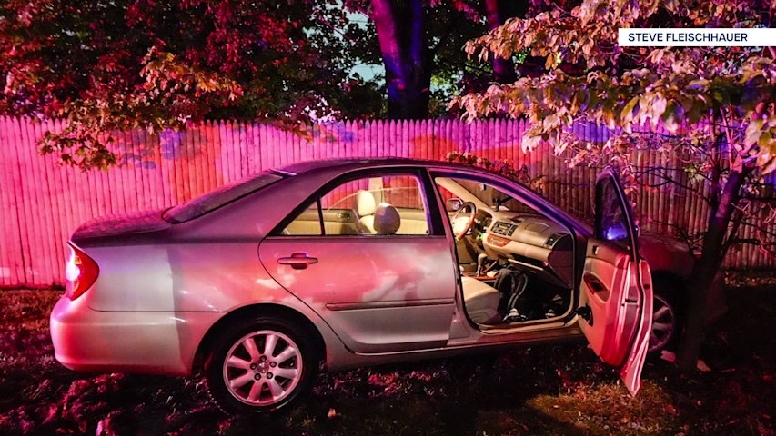Video thumbnail for 1 person injured after slamming into a tree in Hicksville