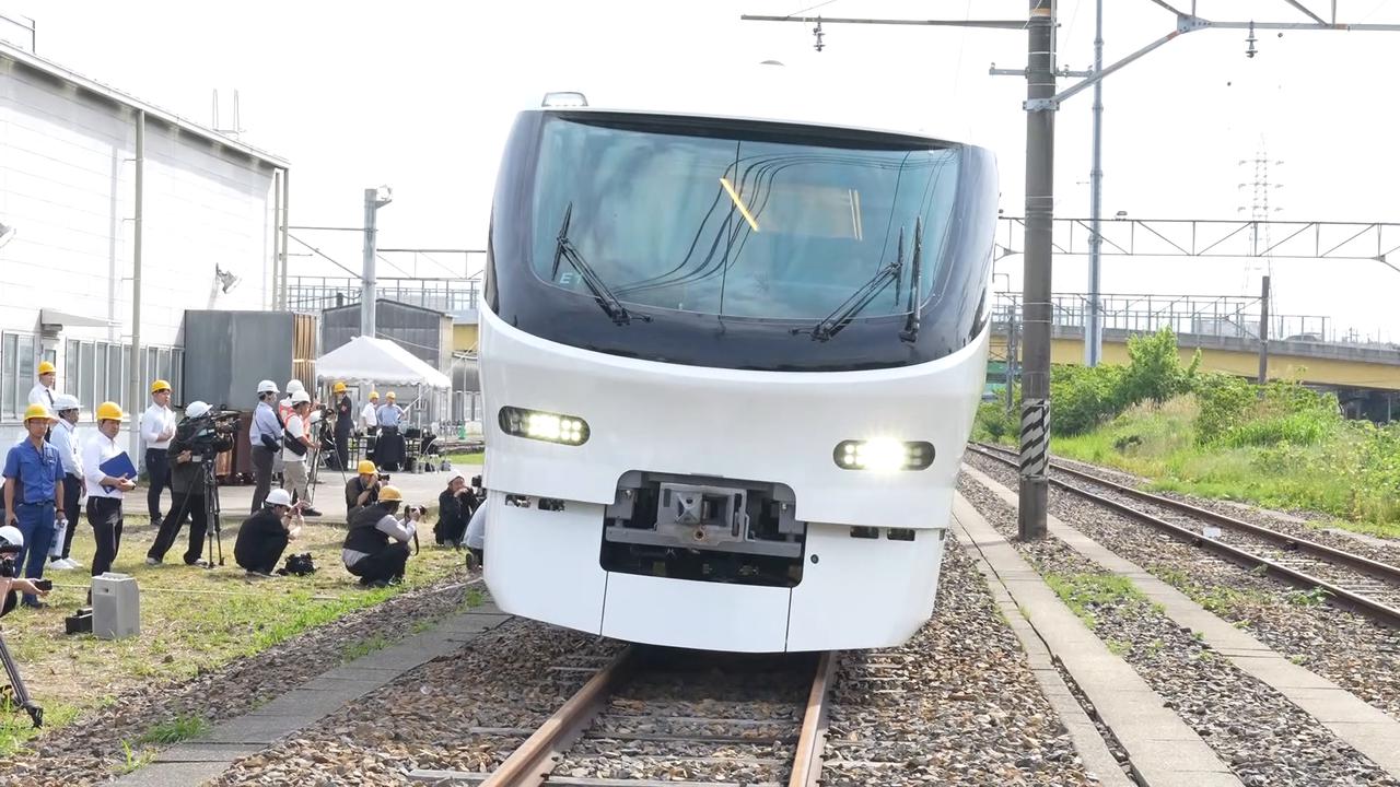 Video thumbnail for Japan: New train for Shinano express.