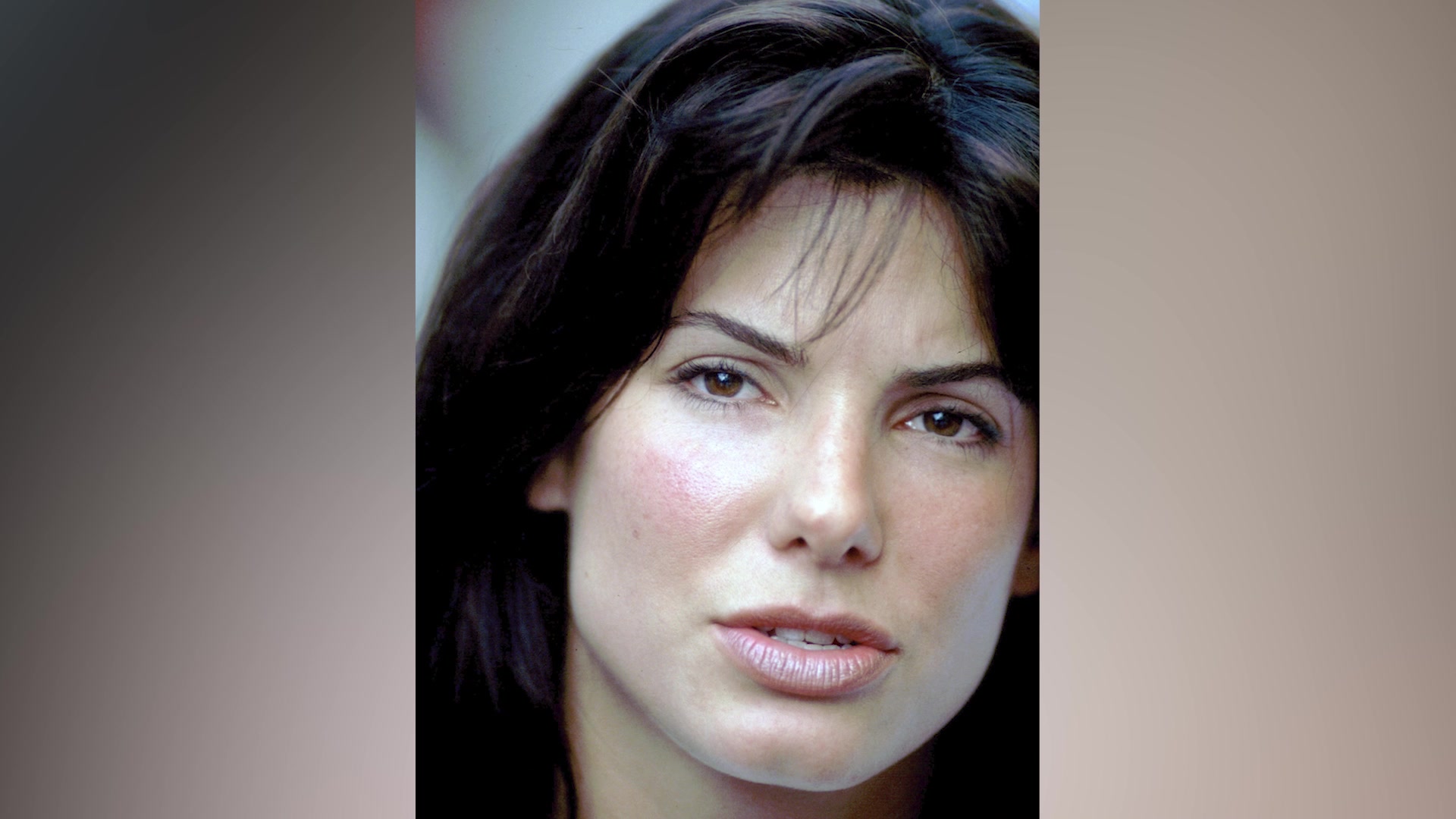 Video thumbnail for Sandra Bullock's Transformation Is Seriously Turning Heads