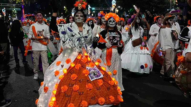 Video thumbnail for Mexico: spectacular Catrina parade brings the dead to life