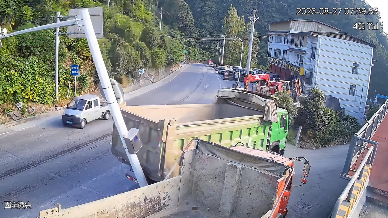 Video thumbnail for Dump Truck Backs Into Overhead Sign Support in Hubei, China