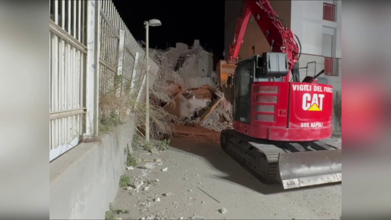 Video thumbnail for Italy: Apartment Block Collapse In Naples Forces 47 Families To Evacuate.