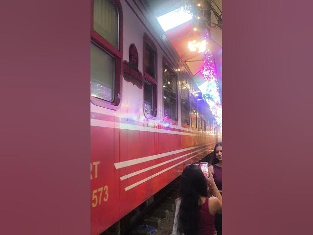 Video thumbnail for Hanoï train street 🚂 15:20 daily train