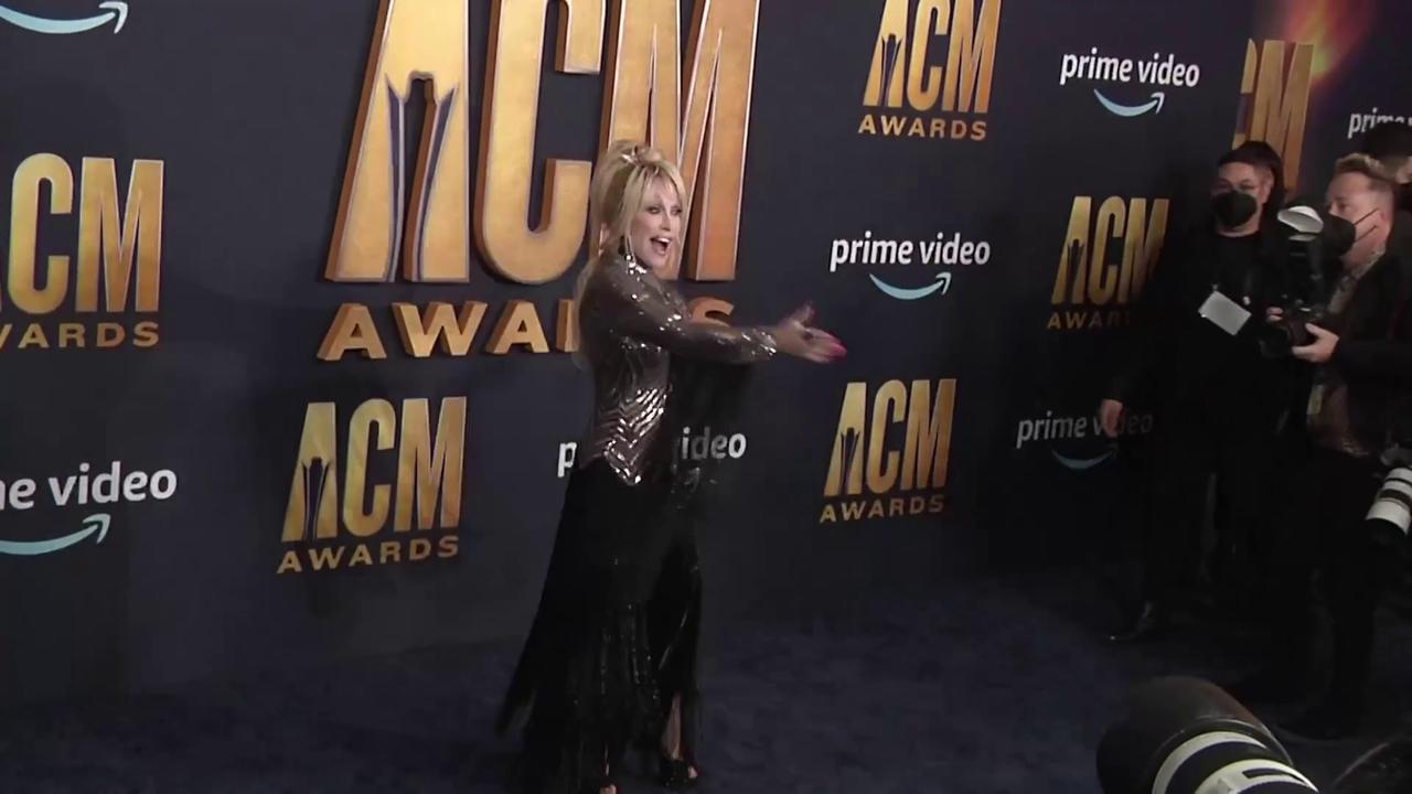 Video thumbnail for UNCAPTIONED: Dolly Parton's sister shares emotional tribute after her death.