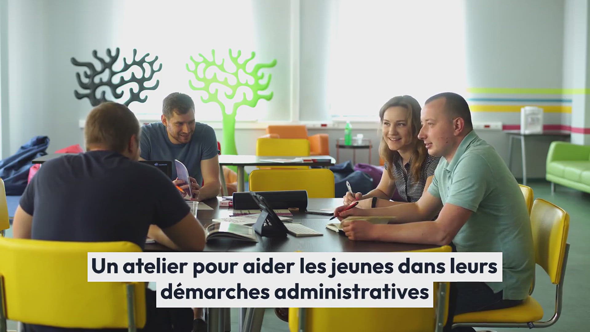 Video thumbnail for Questembert Communauté. Un atelier pour aider les jeunes dans leurs démarches administratives