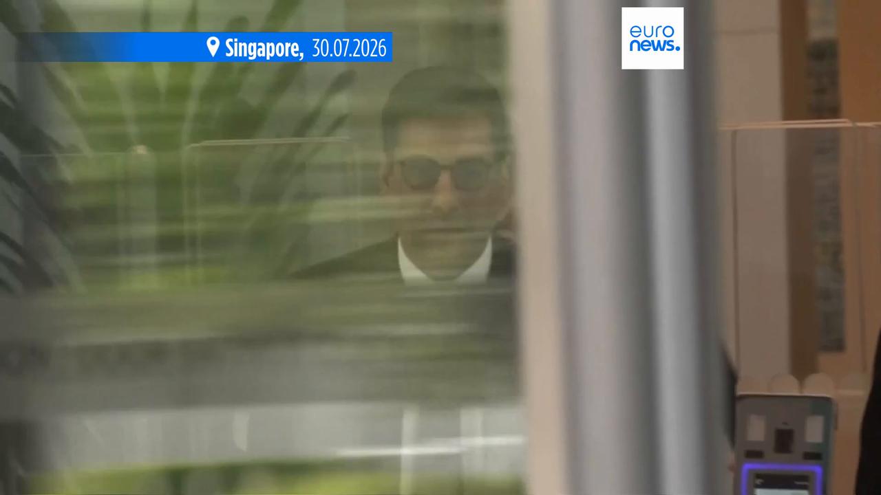 Video thumbnail for French teenager fined in Singapore for viral straw-licking prank