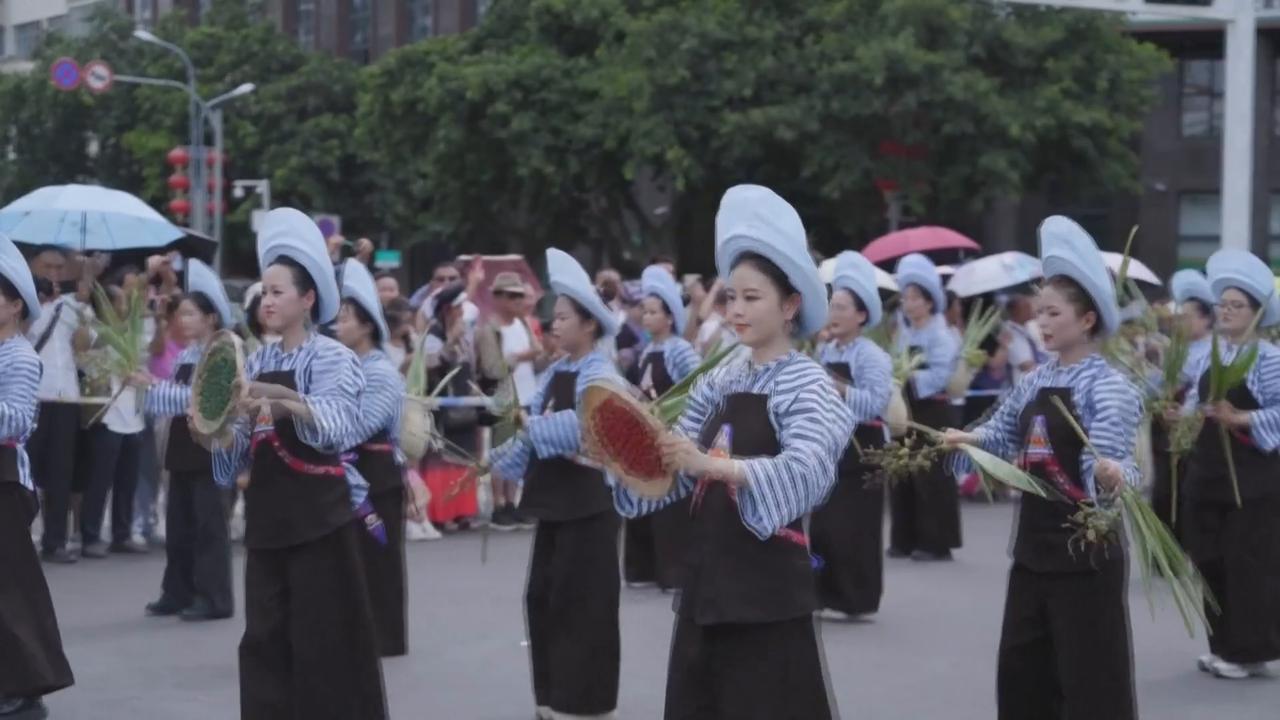 Video thumbnail for China: Guizhou ethnic group celebrates traditional Double Sixth Festival.