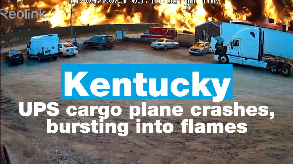Video thumbnail for Kentucky: UPS cargo plane crashes, bursting into flames