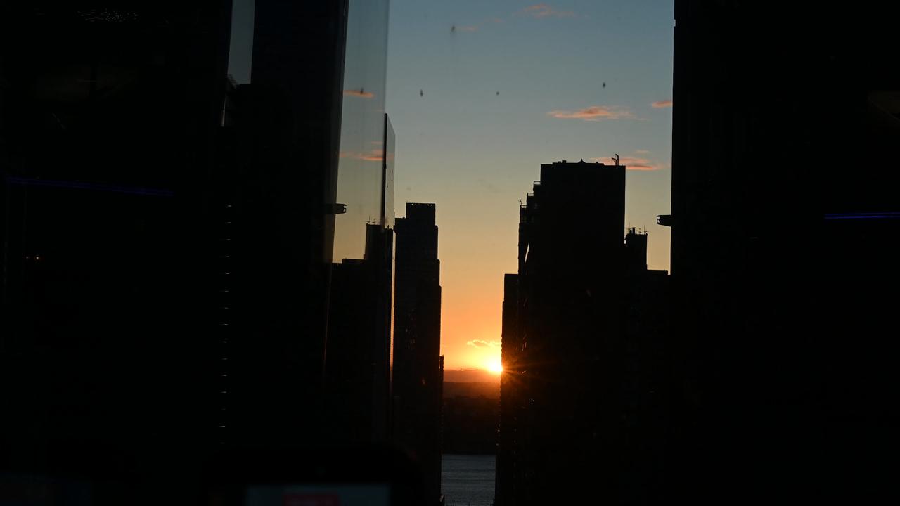 Video thumbnail for NY: Manhattanhenge at One Times Square.