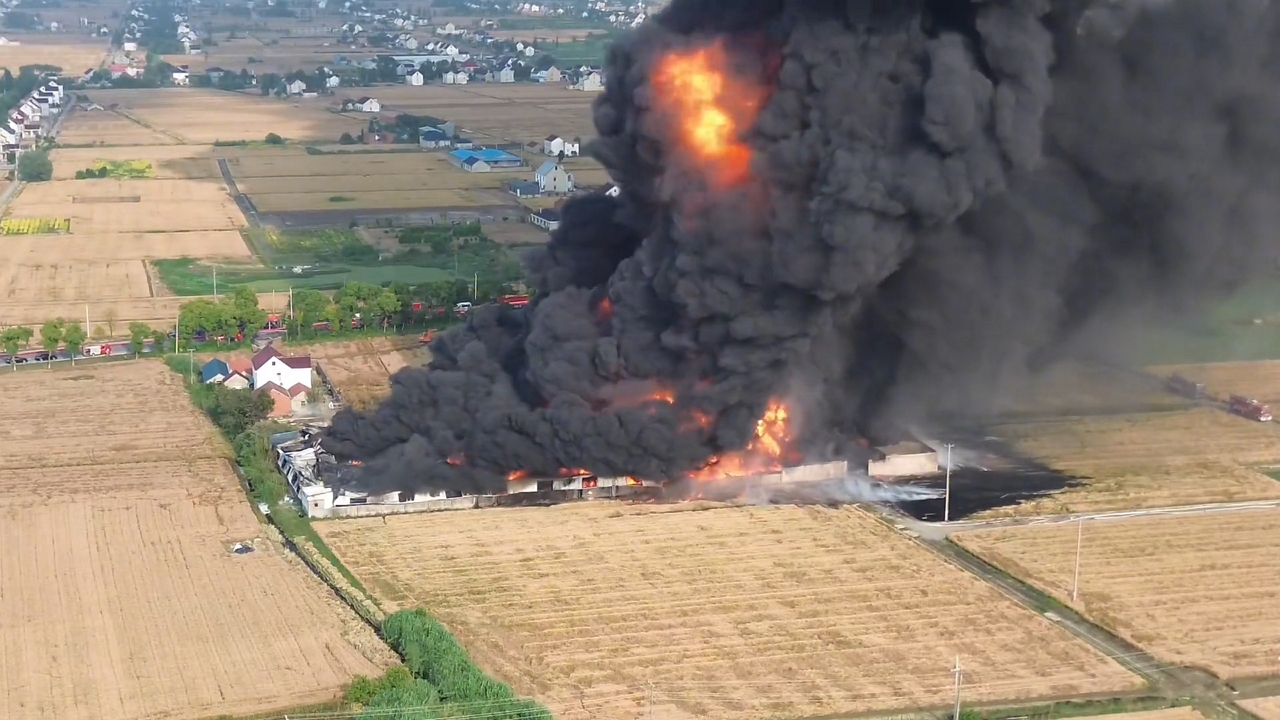 Video thumbnail for Massive Fire Erupts at Nantong Lubricant Factory