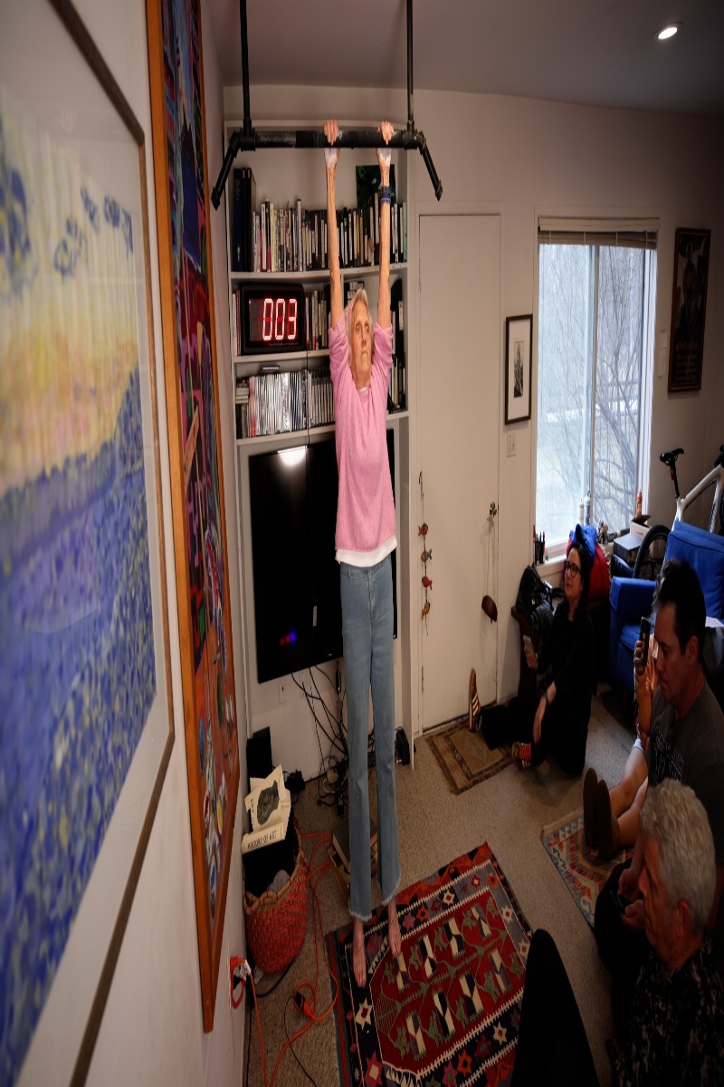 Video thumbnail for 90 Year Old Sets Dead Hang World Record