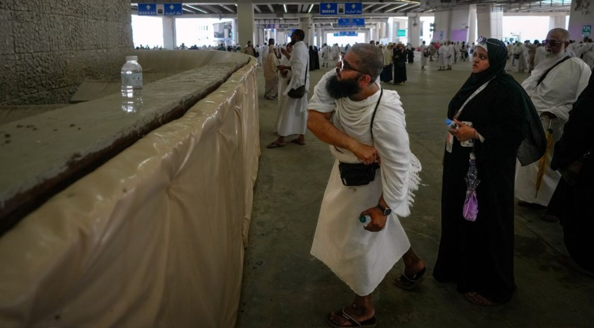 Video thumbnail for Hajj pilgrims perform symbolic stoning ritual at Jamarat in Saudi city of Mina