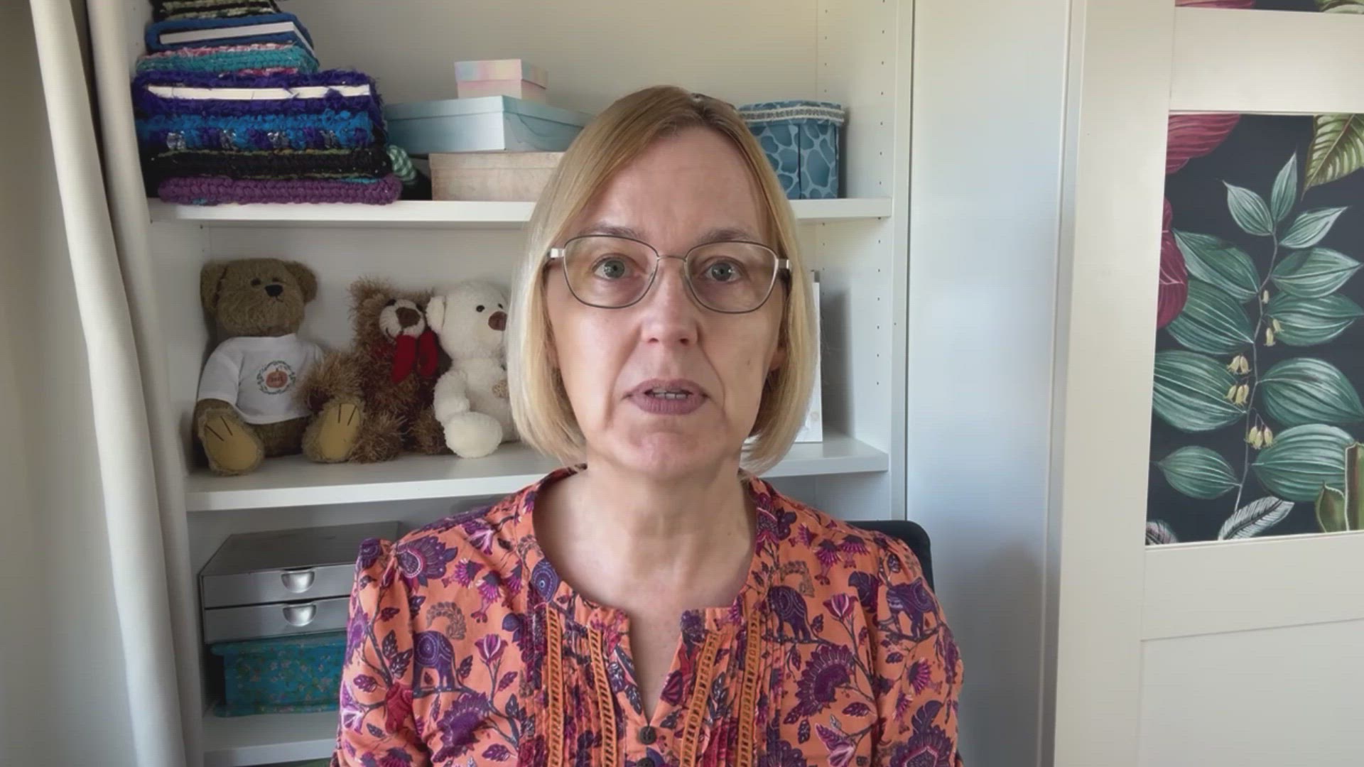 Video thumbnail for Make Your Own Gorgeous Wedding Invitations!