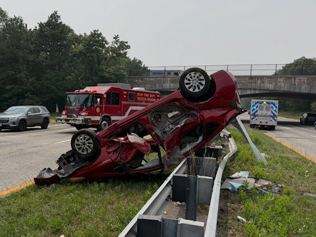 Video thumbnail for Driver hurt after rolling car over guardrail on Southern State Parkway
