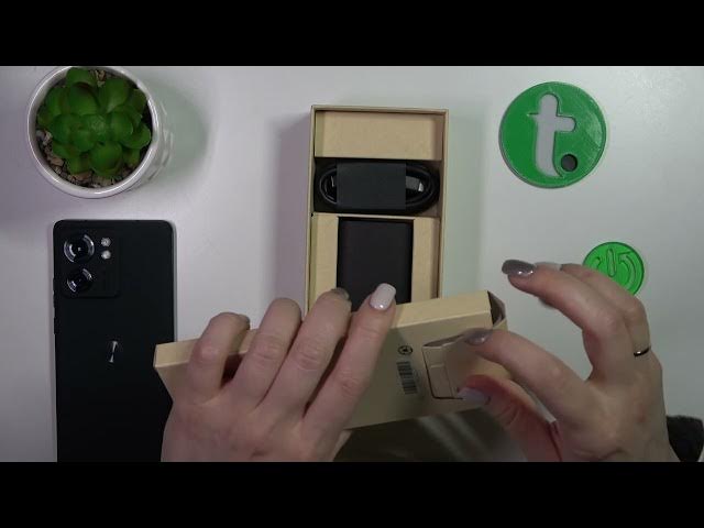 Video thumbnail for Does the MOTOROLA Edge 40 Device Come with a Phone Case? Let's Find Out!