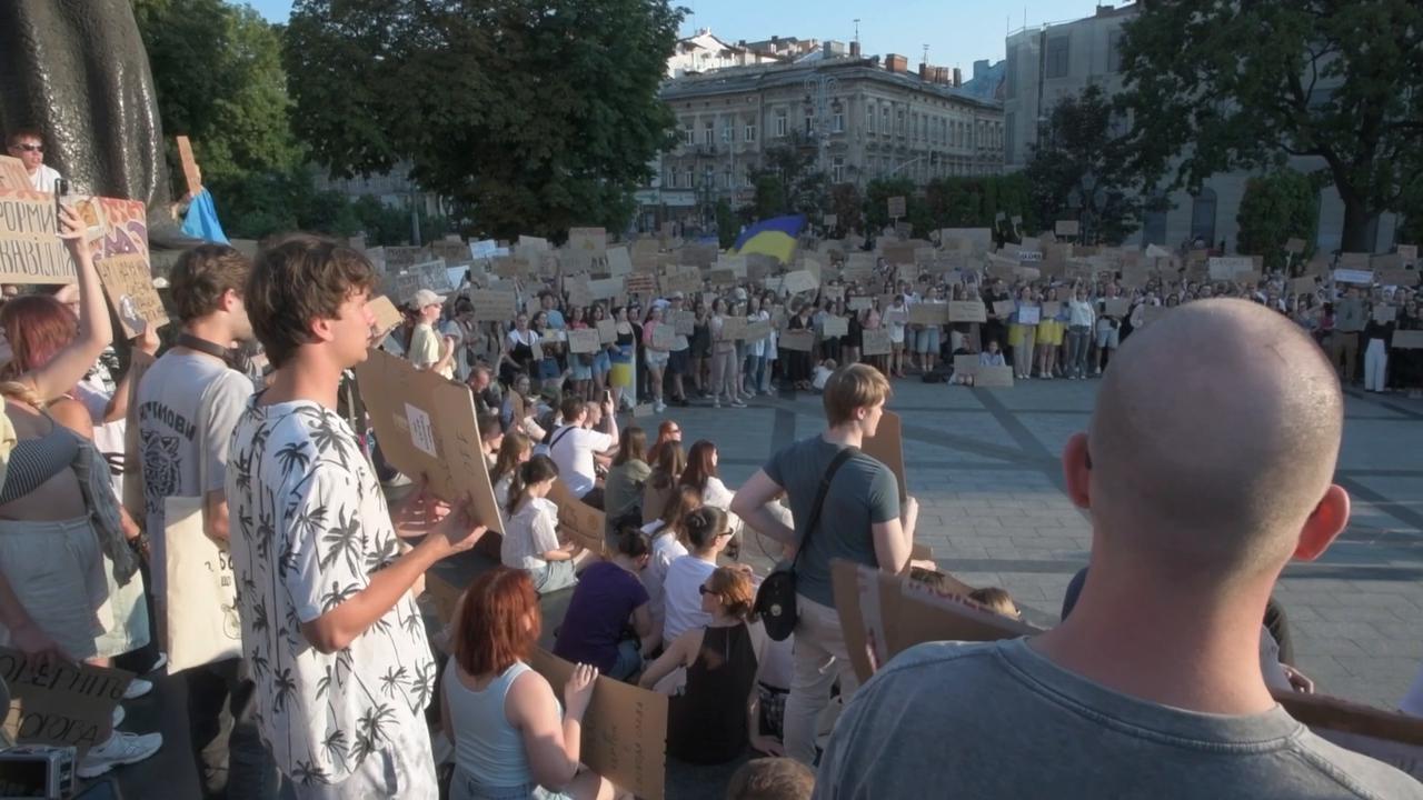 Video thumbnail for Ukraine: Ukrainians protest defense minister's dismissal in Lviv.