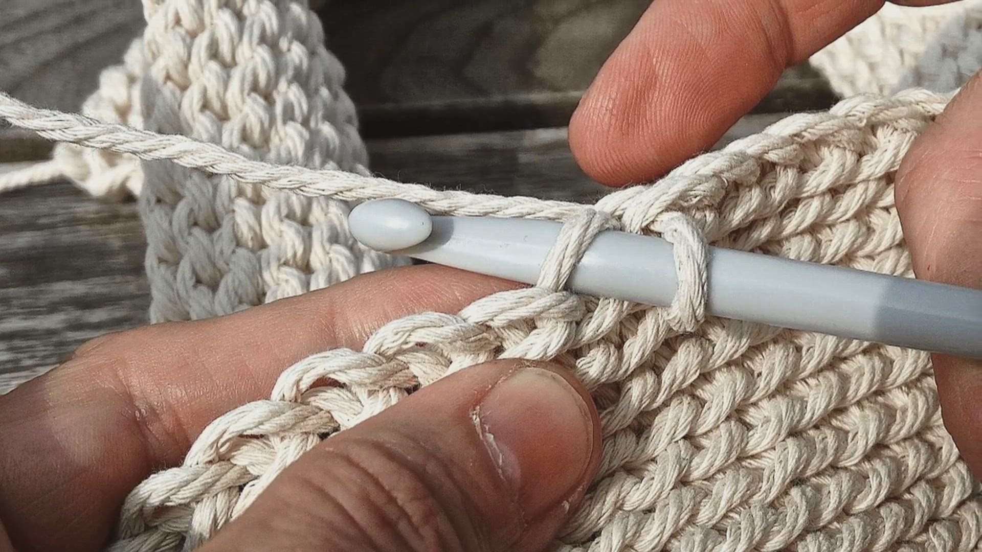 Video thumbnail for Gehaakte bloemen: Kleurrijke decoratie die nooit verwelkt