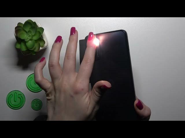 Video thumbnail for How to Switch On the Flashlight on a MOTOROLA Moto E32s - Turn On the Torch
