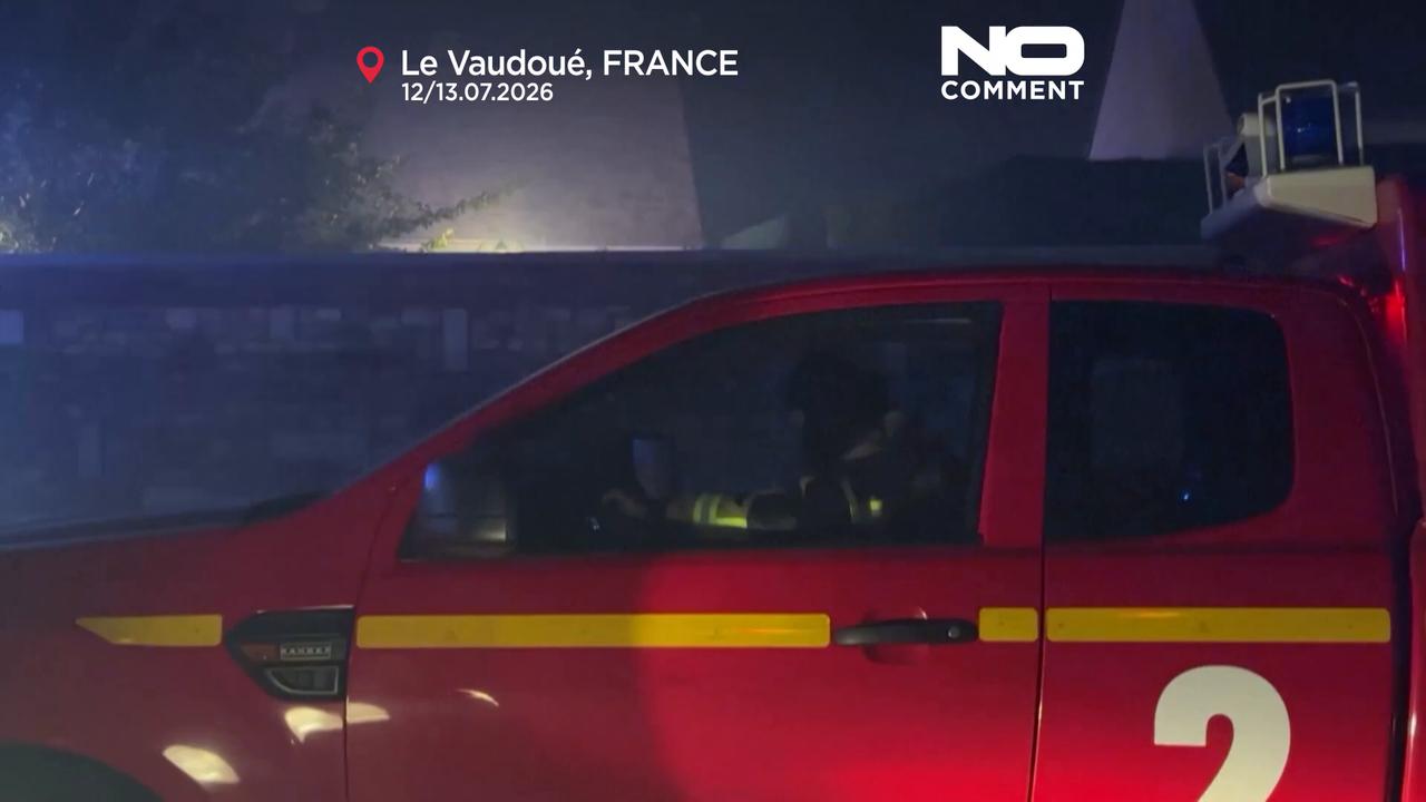 Video thumbnail for Major wildfire rages south of Paris during heatwave