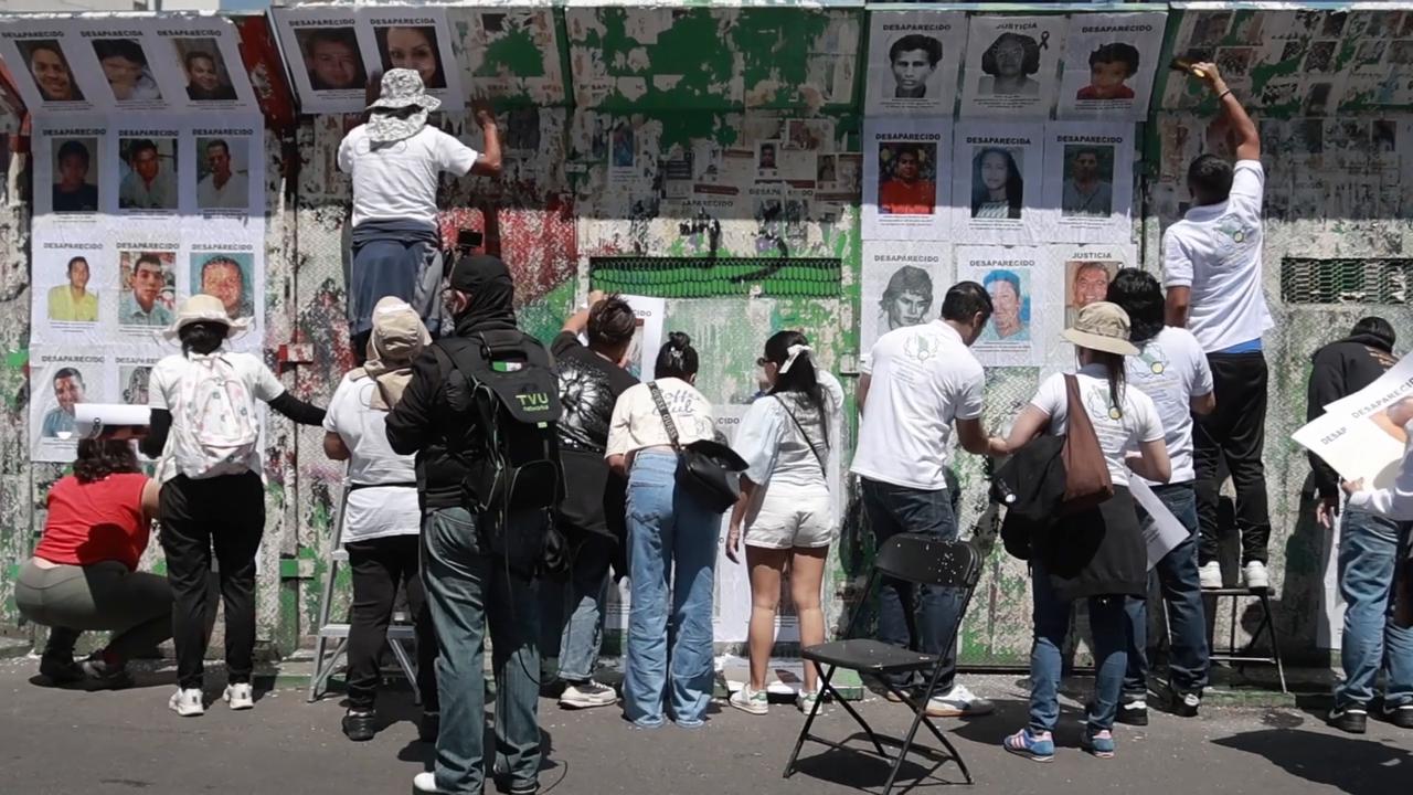 Video thumbnail for Mexico: Families of disappeared mark international memorial day in Mexico City.