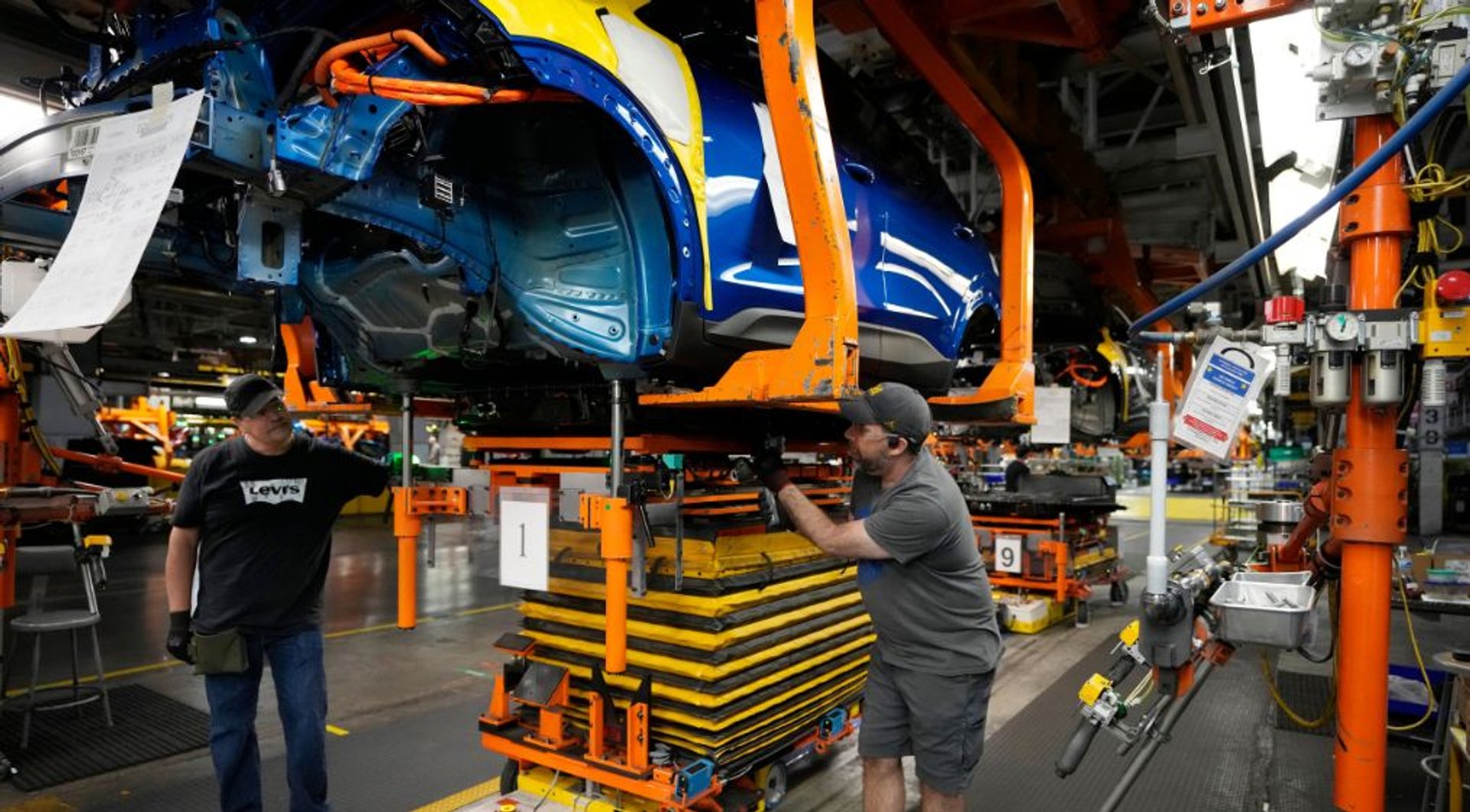 Video thumbnail for Can Trump revive America's auto industry? | This is America