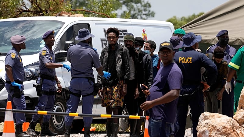 Video thumbnail for SA: Cape Town gears for army deployment as police raid gang strongholds