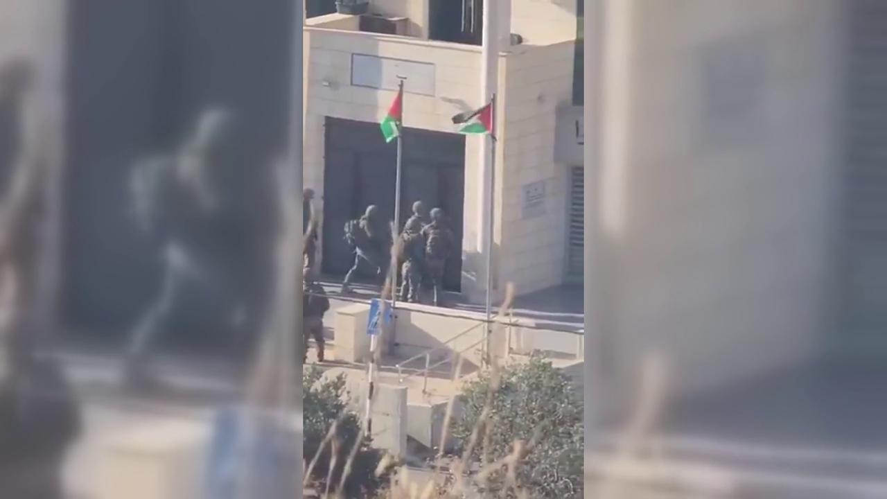 Video thumbnail for Israeli Forces Raid Municipal Building in Southern West Bank.
