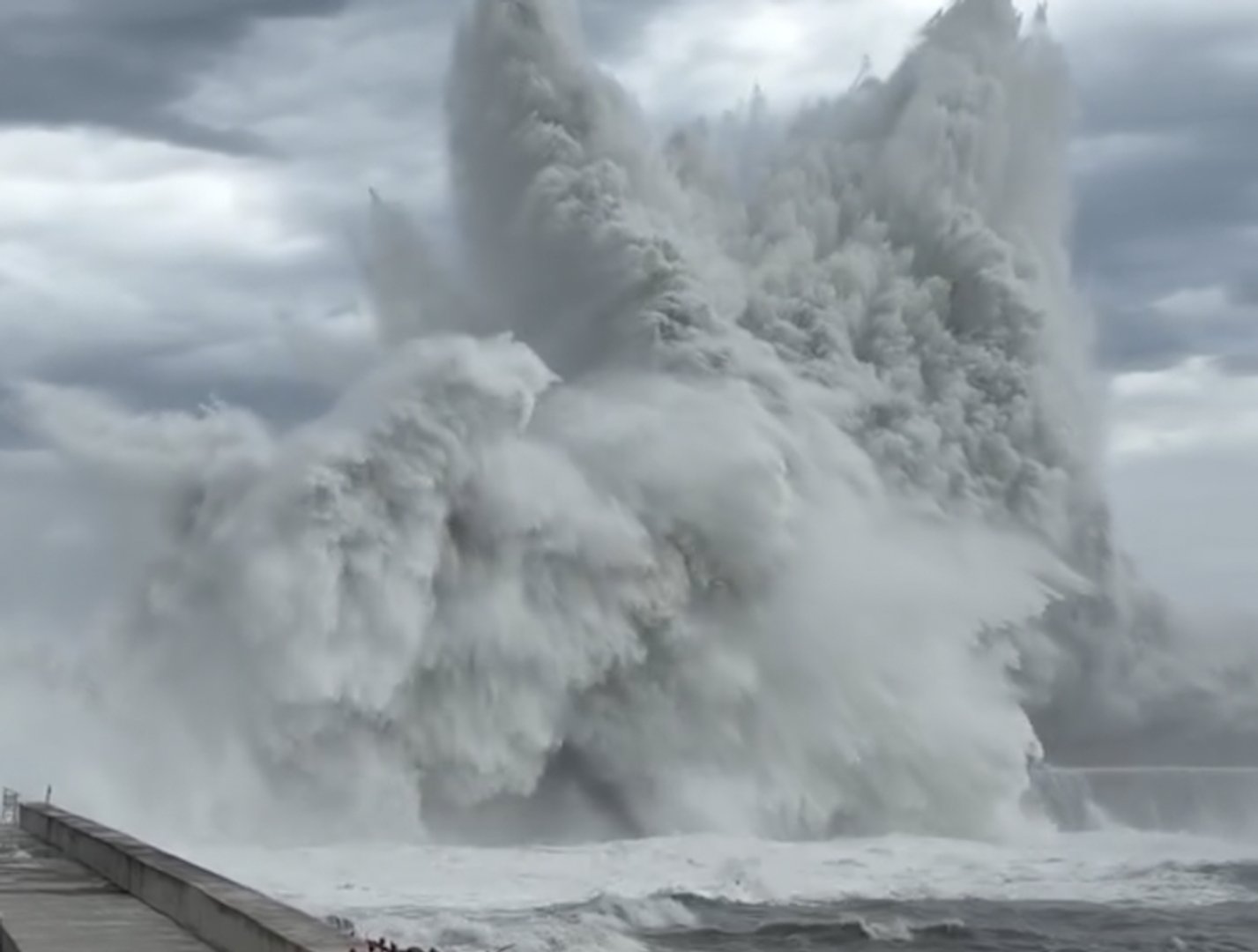 Video thumbnail for Typhoon Champi unleashes huge waves along Taiwan’s coast